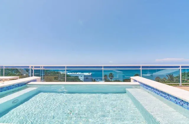 Grand Laguna Beach terraza piscina con vista mar